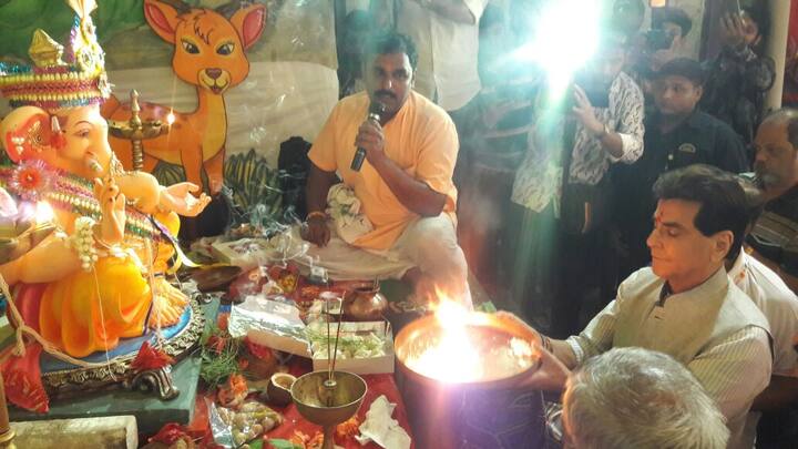 गिरगावकरांनी जितेंद्र यांना गेल्यावर्षी खास मानपत्र देऊन गौरवलं होतं. या मानपत्रात जितेंद्र यांच्या चित्रपटातील नावांची गुंफण करून त्यांना शुभेच्छा देण्यात आल्या होत्या. 