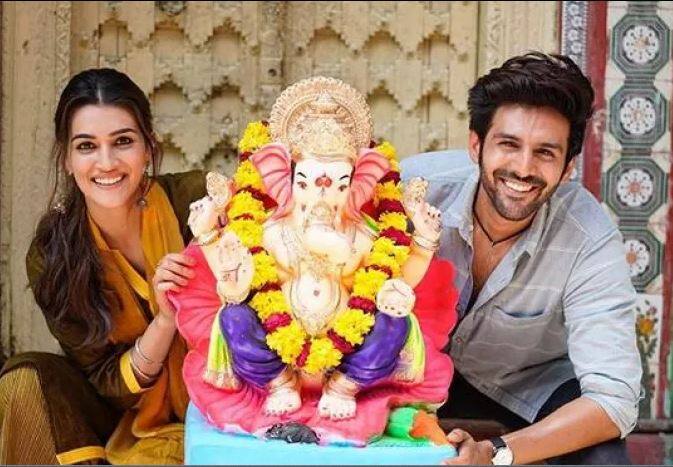 अभिनेत्री कृती सेनन आणि कार्तिक (PHOTO - ट्विटर)