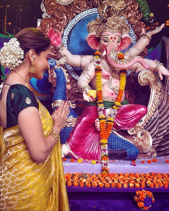 देशभरात आज गणपती बाप्पाचं वाजत गाजत स्वागत केलं जात आहे. घरोघरी बाप्पा विराजमान होत आहेत. सेलिब्रिटींच्या घरीही गणरायाची भक्तीभावाने प्रतिष्ठापना केली. अभिनेत्री माधुरी दीक्षितने गणरायाची मनोभावे प्रार्थना केली. (PHOTO - ट्विटर)