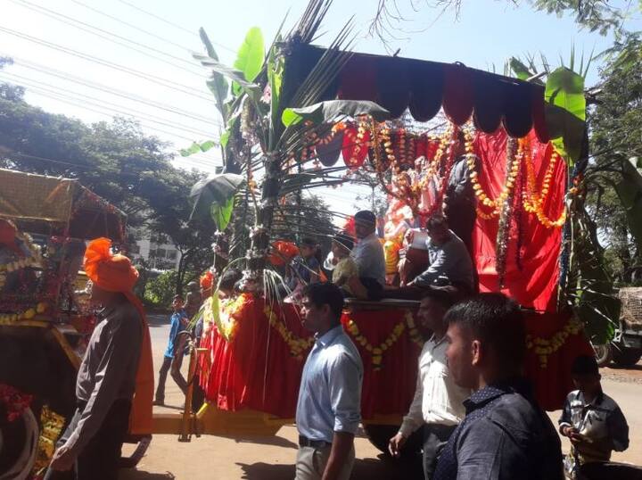 देशाच्या रक्षणासाठी सज्ज असणाऱ्या मराठा लाईट इन्फंट्री रेजिमेंटल सेंटरचे अधिकारी आणि जवान गणेशोत्सवानिमित्त झांज पथक, लेझीम पथकात सहभागी होऊन गणेशभक्तीत तल्लीन झाल्याचे पाहायला मिळाले. (सर्व फोटो - विलास अध्यापक, एबीपी माझा, बेळगाव)
