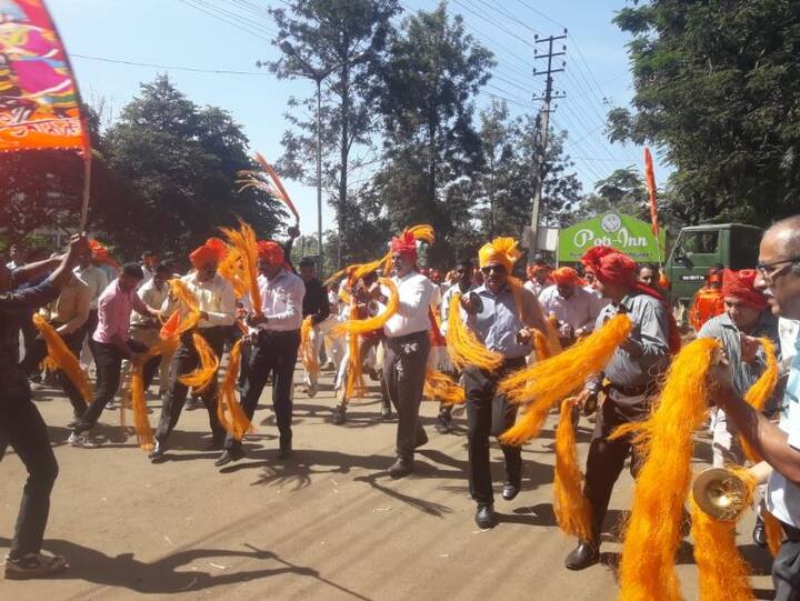 गेल्या अनेक वर्षांपासून मराठा सेंटरमध्ये गणेशोत्सव साजरा करण्याची परंपरा आहे. अधिकारी, जवान सगळे एकत्र येऊन गणेशोत्सव साजरा करतात. 