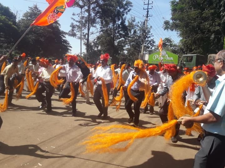 मराठा सेन्टरमधील पी टी शेडपासून श्री मूर्तीची वाजतगाजत मिरवणूक काढण्यात आली. मिरवणुकीत झांज पथक, मिलिटरी बँड, लेझीम पथक अग्रभागी आपली कला सादर करत होते.