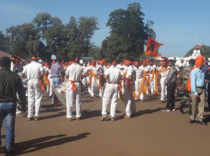 मराठा लाईट इन्फंट्री रेजिमेंटल सेंटरमध्ये गणपतीची प्रतिष्ठापना सेंटरचे कमांडन्ट ब्रिगेडियर गोविंद कलवड यांच्या हस्ते करण्यात आली.