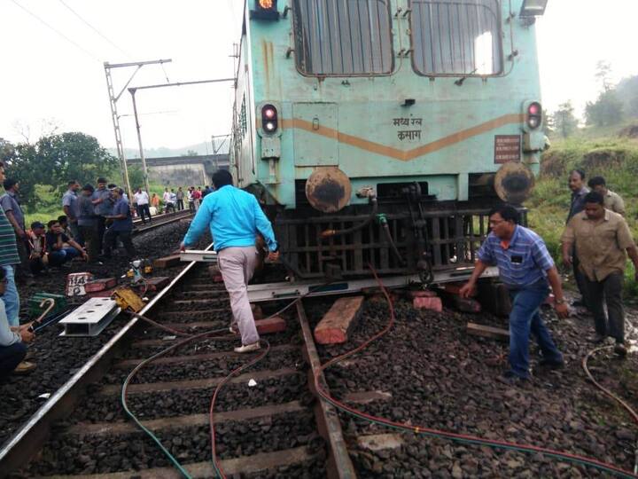 कसारा-उंबरमाळी रेल्वे स्थानकांदरम्यान ओव्हरहेड वायर दुरुस्त करणारी व्हॅन (टॉवर वॅगन) रुळावरुन घसरल्याने कसारा ते आसनगावदरम्यानची वाहतूक ठप्प आहे.