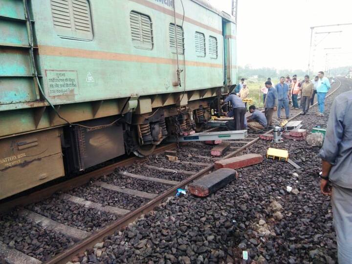 यात ओव्हरहेड वायर दुरुस्त करणारी व्हॅन रुळाखाली घसरली.