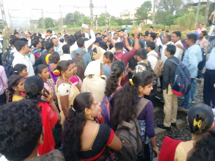 दरम्यान, लोकल वाहतूक पूर्वपदावर येण्यासाठी आणखी दोन ते तीन तास लागणार असल्याची माहिती मध्य रेल्वेतर्फे देण्यात आली आहे. 