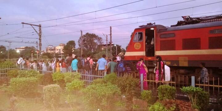 तर वाशिंद रेल्वे स्थानकातील रेलरोको प्रवाशांनी मागे घेतला असून रोखून धरलेली एक्स्प्रेस सोडली आहे.