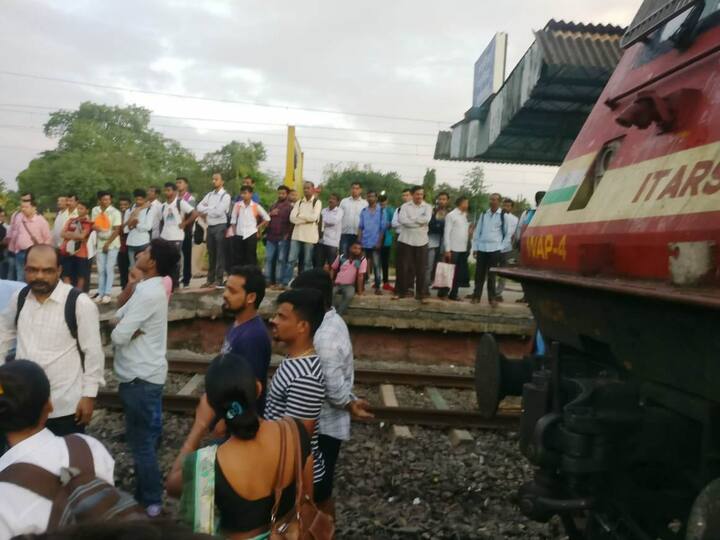 लोकल न सुटल्याने संतप्त प्रवाशांनी वाशिंद रेल्वे स्थानकात काही काळ रेलरोको केला होता. परिणामी मुंबईकडे येणाऱ्या लांब पल्ल्याच्या अनेक गाड्याही अडकल्या आहेत.