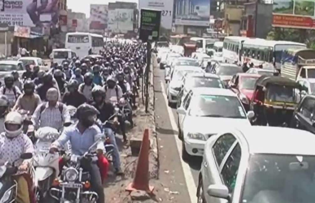 HINJEWADI ONE WAY reduce traffic jam problem हिंजवडी वन वेचा आयटीयन्सना फायदा, व्यापाऱ्यांचा विरोध!
