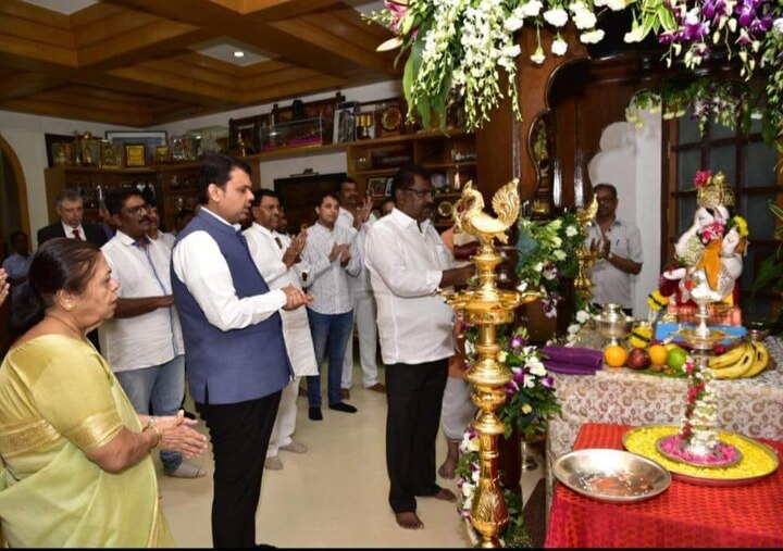  NCP MLA Jaydatta kshirsagar offers prayers to CM Devendra fadnavis Lord Ganesh in Mumbai  राष्ट्रवादीचे आमदार जयदत्त क्षीरसागर-मुख्यमंत्र्यांची पुन्हा भेट