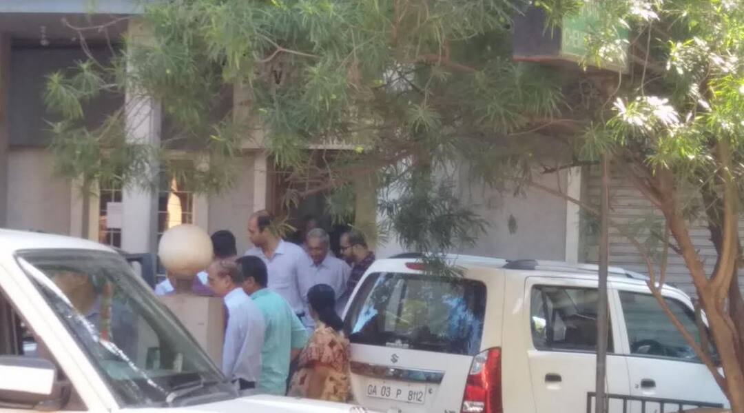 बाप्पाच्या दर्शनासाठी मनोहर पर्रिकर रुग्णालयातून घरी Manohar Parrikar in parra village for Ganpati Darshan बाप्पाच्या दर्शनासाठी मनोहर पर्रिकर रुग्णालयातून घरी