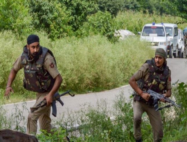 jammu kashmir encounter between terrorists and security forces in kulgams chowgam जम्मू-काश्मीर : कुलगाम जिल्ह्यात पाच दहशतवाद्यांना कंठस्नान