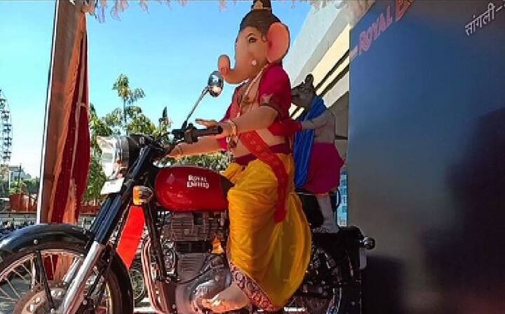 सांगलीतील बुलेट राजा गणेशोत्सव मंडळाने बाप्पाची ही कलाकृती साकारली आहे. 