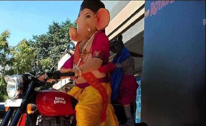 या मूर्तीचं विशेष म्हाणजे गणरायाचं वाहन असलेले उंदिर मामा बुलेटच्या मागील सीटवर विराजमान झालेले दिसत आहे.