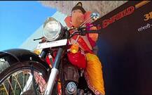 रॉयल बाप्पाची बुलेट सवारी