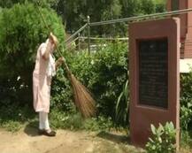 \'स्वच्छता ही सेवा\' अभियानाची सुरुवात, हातात झाडू घेऊन मोदींकडून सफाई