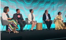 स्वतःच्याच मुलाला सेक्रेटरी करुन महापौर अमेरिका दौऱ्यावर