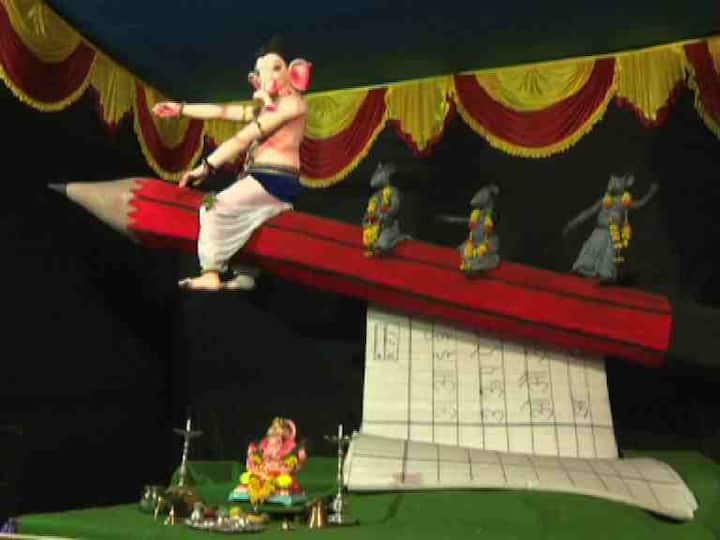 रंणझुंजार गणेशोत्सव मंडळाचं यंदा 20वं वर्ष आहे. मंडळाने यावर्षी सर्व शिक्षा अभियान उपक्रमचा प्रचार करण्याच्या उद्देशाने पेन्सिलवर बसलेला गणपती साकारला आहे. अतिशय आकर्षक रूपातील ही गणेशची मूर्ती पाहण्यासाठी भाविक मोठी गर्दी करत आहेत. 