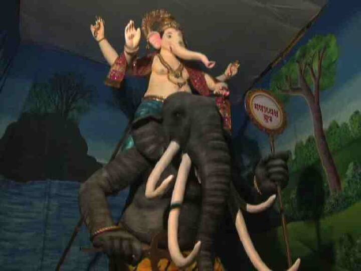  गनाध्यक्ष मंडळाचं यंदाचं 30 वं वर्ष आहे. यावर्षी मंडळने हत्तीच्या पाठीवर उभ्या राहिलेल्या गणपतीची मूर्ती साकारली आहे. 