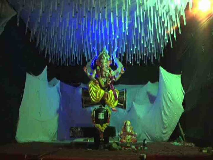 गजवक्र मंडळाने डमरू आणि त्रिशूलवर बसलेला गणपती साकारला आहे. यात गणपतीच्या समोर शंकराची पिंडदेखील साकारली आहे.