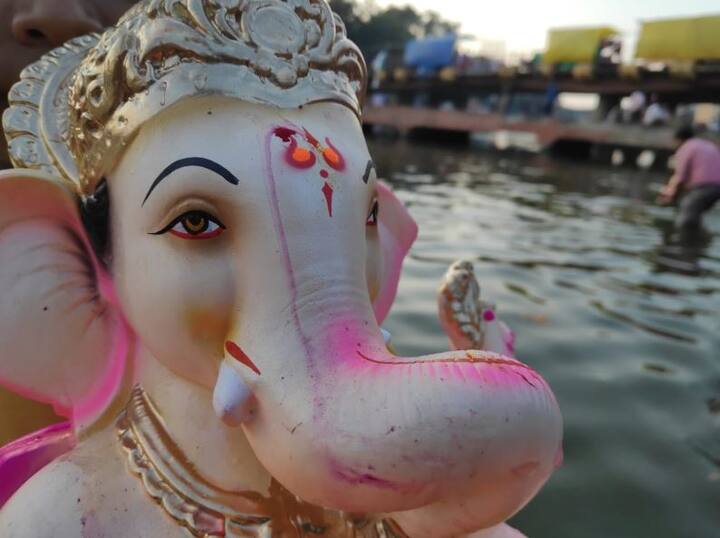 पाच दिवस बाप्पाची मनोभावे सेवा केल्यानंतर भक्तांनी भावपूर्ण निरोप दिला. (स्थळ : म्हसोबा पटांगण, पंचवटी, नाशिक)