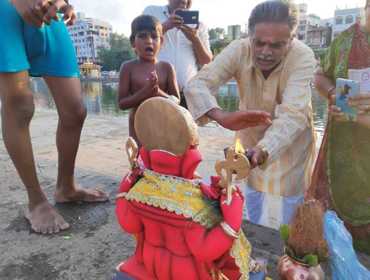 विविध शहरातील विविध ठिकाणी गणपतीचं विसर्जन करण्यात आलं. अनेक ठिकाणी जल प्रदूषण टाळण्यासाठी पर्यावरणपूरक पद्धतीने विसर्जन करण्यात आलं. (स्थळ : म्हसोबा पटांगण, पंचवटी, नाशिक)