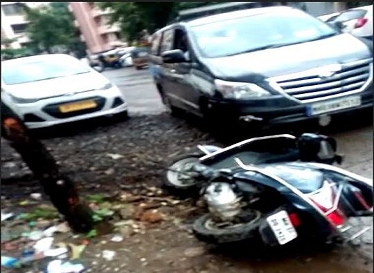 Angry over bike in his parking lot, man runs over scooty in Powai latest update 'आपल्या जागेवर' पार्किंग, पवईत इनोव्हा चालकाने स्कूटी चिरडली