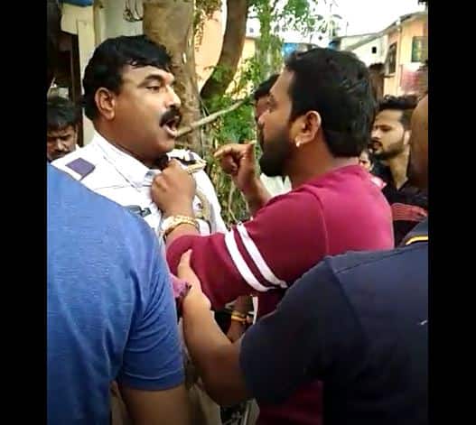 youth beat traffic police in ulhasnagar  उल्हासनगरमध्ये वाहतूक पोलिसाला तरुणाची मारहाण