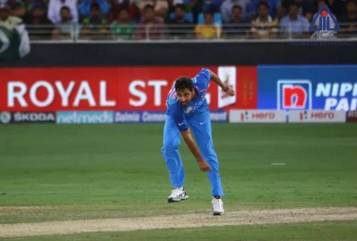 या सामन्यात पाकिस्तानचा कर्णधार सरफराज अहमदने टॉस जिंकून प्रथम फलंदाजीचा निर्णय घेतला. मात्र भारताचा मध्यमगती गोलंदाज भुवनेश्वर कुमारने पाकिस्तानी फलंदाजांना सुरुवातीलाच दणके दिले.