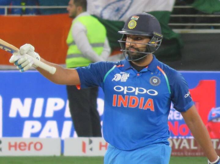 रोहित आणि शिखरने 86 धावांची सलामी दिली. रोहितने अवघ्या 36 धावांत अर्धशतक झळकावलं. मात्र 52 धावांवर असताना शादाब खानने त्याला त्रिफळाचीत केलं. 