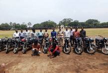 चैन आणि गर्लफ्रेण्डला फिरवण्यासाठी दुचाकीची चोरी, दोघे अटकेत