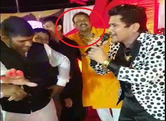 Nagpur Goon sings song in birthday party, police dances गुंडाने गायलेल्या 'तेरे जैसा यार कहाँ?' गाण्यावर पोलिसाचा डान्स