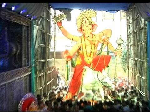 मुंबईचा राजा अर्थात गणेश गल्लीचा गणपती मार्गस्थ मुंबईचा राजा अर्थात गणेश गल्लीचा गणपती मार्गस्थ