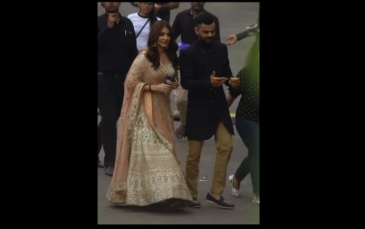 टीम इंडियाचा कर्णधार विराट कोहली आणि अभिनेत्री अनुष्का शर्मा लग्नाच्या अगोदर त्यांच्या रिलेशनशीपमुळे चर्चेत असायचे. आता ते त्यांच्या लग्नानंतरच्या विविध गोष्टींमुळे चर्चेत असतात. (सर्व फोटो : मानव मंगलानी)