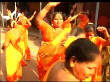 नृत्य सादर करत कोळी महिलांचा लालबागच्या राजाला निरोप