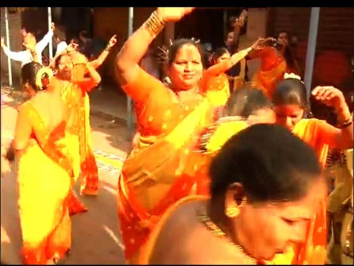 मुंबईतील गणपती विसर्जन मिरवणुकीकडे देशाचं नव्हे तर जगाचं लक्ष असतं. सकाळी दहाच्या सुमारास लालबागचा राजा मंडपातून बाहेर पडेल. लालबागच्या राजाची जंगी मिरवणूक हे मुंबईतील गणेशोत्सवाचं वैशिष्ट्य आहे. लालाबागच्या राजाला निरोप देण्यासाठी कोळी बांधव नृत्य सादर करण्याची जुनी परंपरा आहे. दरवर्षी प्रमाणे यंदाही कोळी महिलांनी कोळी नृत्य सादर करत लालबागच्या राजाला निरोप अनोखा निरोप दिला आहे.