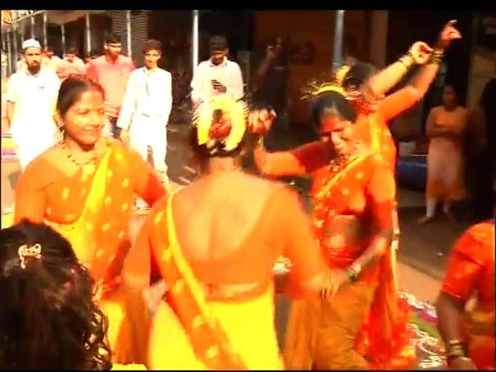 लालबागच्या राजाच्या मिरवणुकीत विविध रंग आणि छटा. मिरवणूक मार्ग रांगोळ्यांनी, फुलांच्या आणि पैशांच्या माळांनी सजला. हजारो भाविकांचा उत्साह शिगेला. 