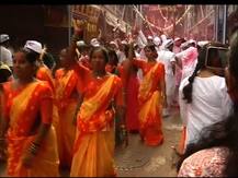 नृत्य सादर करत कोळी महिलांचा लालबागच्या राजाला निरोप