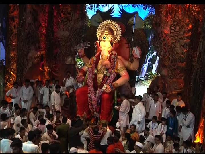 लालबागच्या राजाची मिरवणूक बँड, लेझिम आणि ढोलताशांच्या जल्लोषात लालबाग मार्केट मधून निघते. मिरवणूक लालबाग, भारतमाता सिनेमा, लालबाग, साने गुरुजी मार्ग, भायखळा रेल्वे स्थानक (पश्चिम), क्लेअर रोड, नागपाडा, डंकन रोड, दोन टाकी, संत सेना महाराज मार्ग (कुंभारवाडा), सुतार गल्ली, माधवबाग, सी.पी. टँक, व्ही.पी.रोड, ऑपेरा हाऊस अशा मार्गाने गिरगाव चौपाटी इथे जाते.