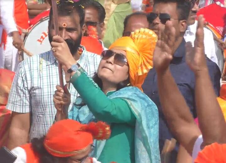 या माहौलमध्ये खासदार भावना गवळी आणि मोक्षदा पाटील यांनीही ढोल वाजवला. सोबतच भावना गवळी यांनी ठेकाही धरला.