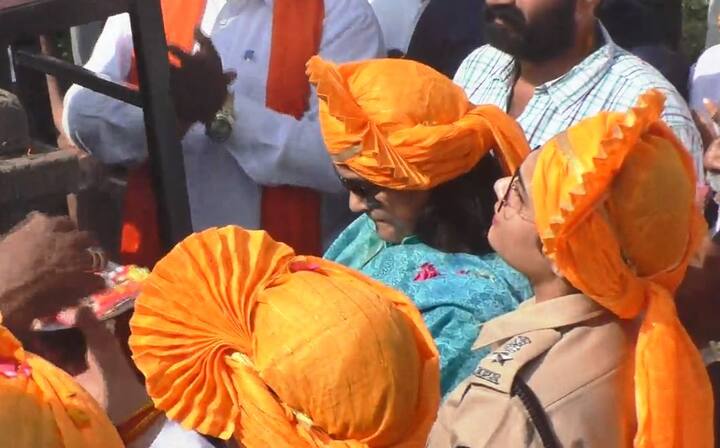 खासदार भावना गवळी आणि पोलिस अधीक्षक मोक्षदा पाटील यांच्या हस्ते शिवाजी महाराजांच्या पुतळ्याचा अभिषेक आणि मानाच्या शिवशंकर गणेश उत्सव मंडळाच्या गणपतीचं पूजन झालं.