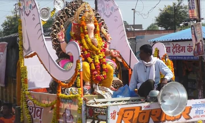 ढोल ताशाच्या गजरात वाशिम शहरातील गणेश विसर्जन मिरवणुकीला थाटात सुरुवात झाली. 