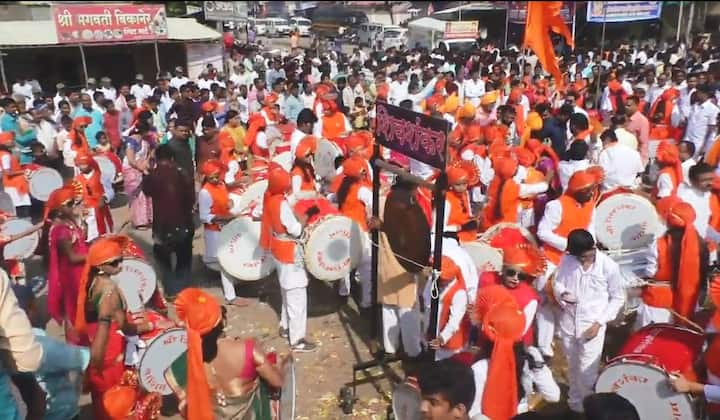 दुसरीकडे या मिरवणुकीत आकर्षण ठरलं ते शिवशंकर गणेश मंडळांचं ढोल पथक. या ढोलपथकाचा परफॉर्मन्स पाहण्यासाठी वाशिमकरांनी गर्दी केली होती.