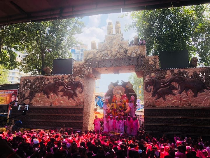 राज्यासह देशाचं लक्ष मुंबईतील गणेश विसर्जन मिरवणुकीकडे लागलेलं असतं. त्यातल्या त्यात लालबागच्या राजाची विसर्जन मिरवणुकीला तर भाविकांचा जनसागर लोटतो. सकाळी साडेदहाच्या सुमारास लालबागच्या राजा मंडपातून मार्गस्थ झाला. 