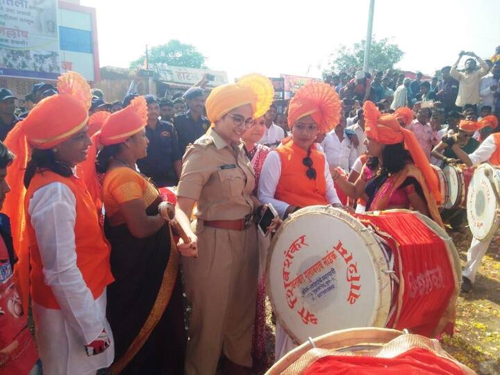 वाशिमच्या पोलिस अधीक्षक मोक्षदा पाटील यांनीही ढोल वाजवला.