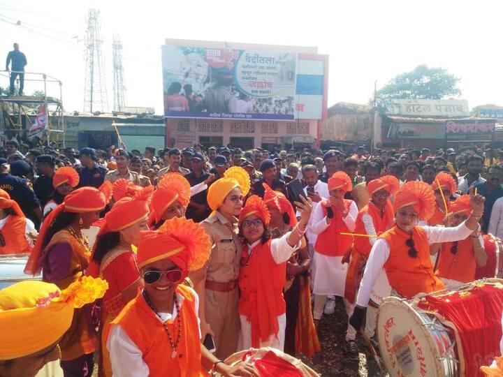 यावेळी मोठा पोलिस बंदोबस्त तैनात करण्यात आला होता. विशेष म्हणजे ड्रोनच्या मदतीने मिरवणुकीवर नजर ठेवण्यात आली.