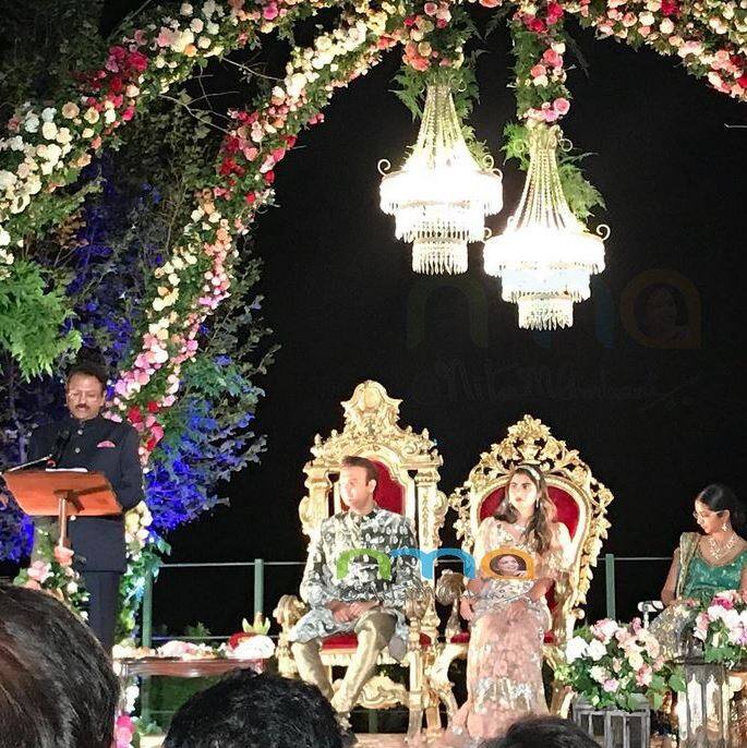 ईशा अंबानी आणि आनंद पिरामल साखरपुड्याला एखाद्या रॉयल कपलप्रमाणे दिसत होते.