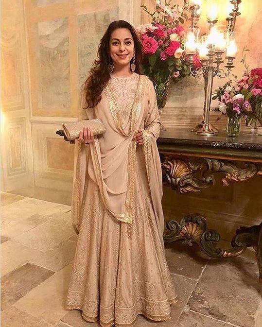 अंबानी कुटुंबाची जवळची मैत्रीण म्हणून ओळखली जाणारी अभिनेत्री जुही चावला ही देखील या ग्रॅण्ड पार्टीत हजर होते. जुहीने या सोहळ्यातील तिचा फोटोही शेअर केला आहे.
