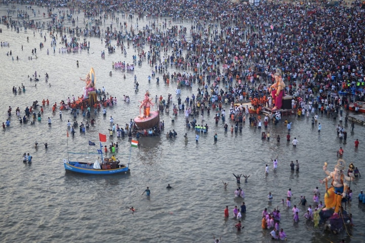 गेली दहा दिवस मनोभावे पूजा केल्यानंतर लाडक्या गणपती बाप्पाला भक्तीभावाने निरोप दिला जात आहे. 