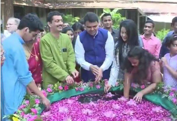 या उत्साहाचे पारंपरिक स्वरुप बघितलं, तर डीजे-डॉल्बीपेक्षा पारंपरिक वाद्यांचा उत्साह चांगला असतो. पारंपरिक वाद्य ही योग्यच, असंही फडणवीस म्हणाले.